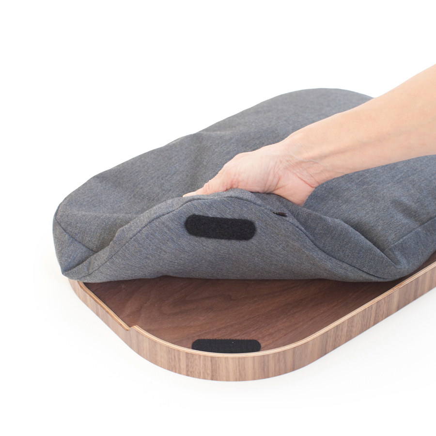 Laptray Anti-Slip CurveLine. Large
Walnut wood
Salt &amp; Pepper Gray cushion. Non-slip surface