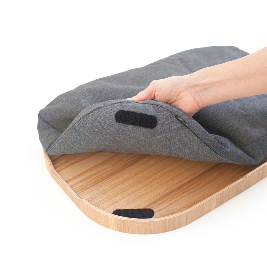 Laptray Anti-Slip CurveLine. Large
Willow wood
Salt &amp; Pepper Gray cushion. Non-slip surface
