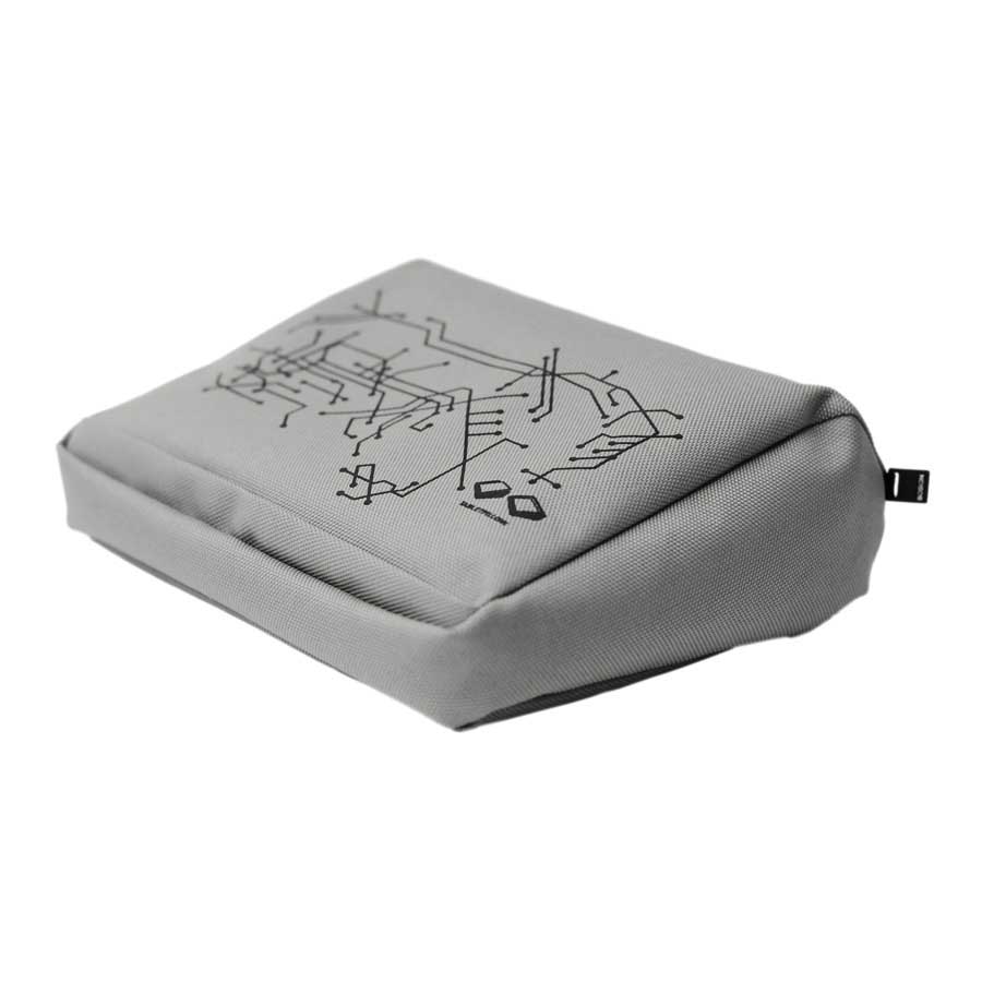 Tabletpillow Hitech for iPad / tablet PC Silver / Black. Polyester, silicone