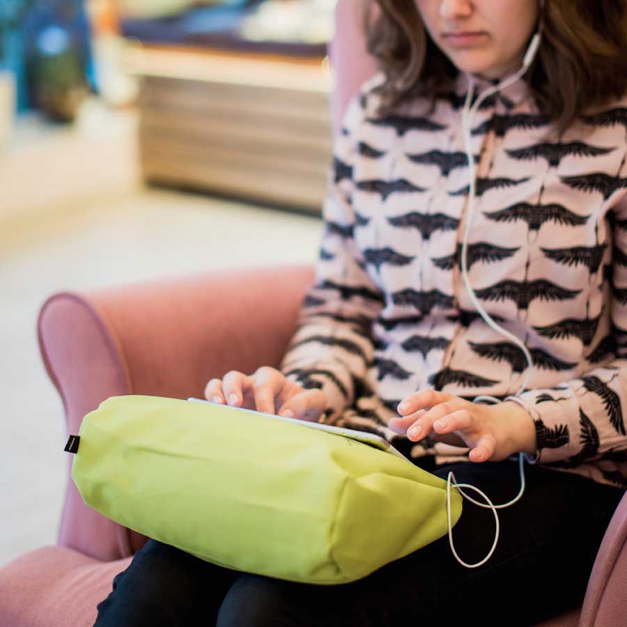 Tabletpillow Hitech 2 for iPad / tablet PC. Two inner pockets Lime green/ Black. Polyester, silicone