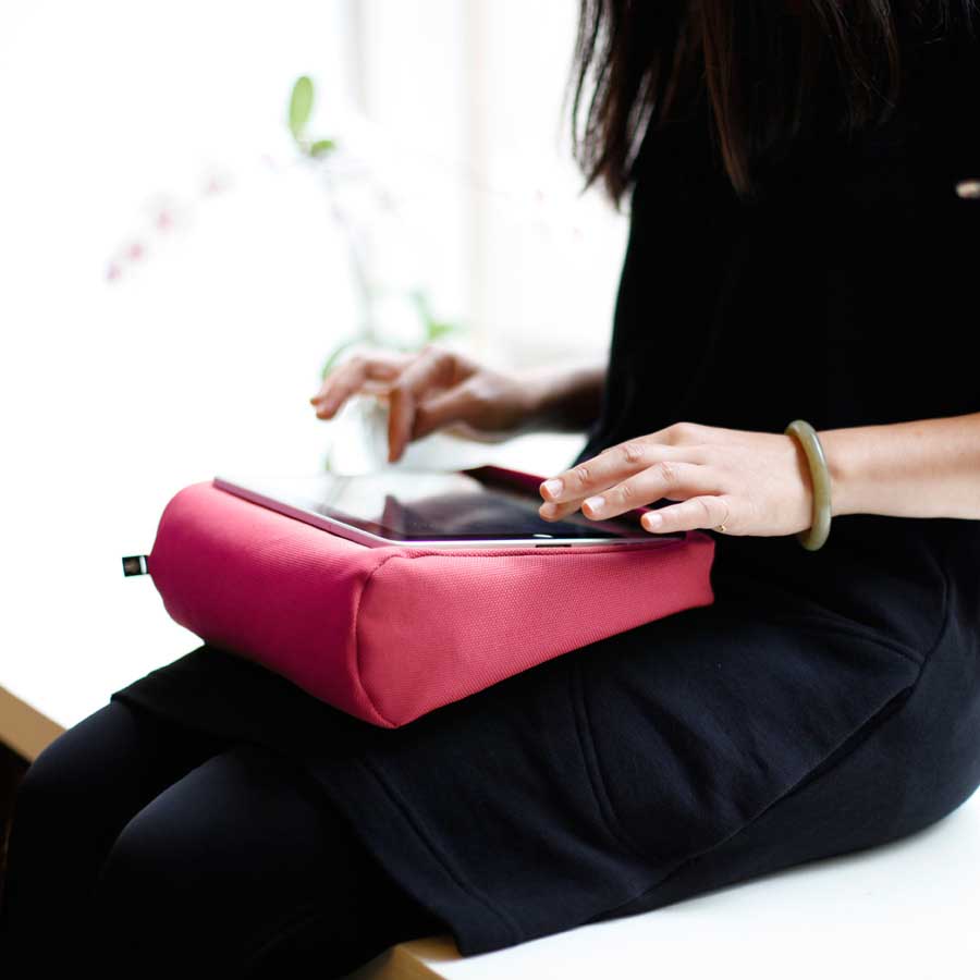 Tabletpillow Hitech 2 with inner pocket for iPad/tablet PC - Cerise/Black. 27x9,5x22 cm. Polyester, silicone - 3
