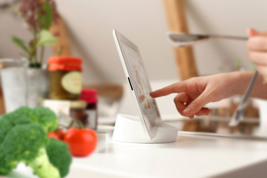 Kitchen Tablet Stand. Cookbook stand for iPad/tablet PC - White. ø11,4 cm, 4,5 cm high. Silicone - 3