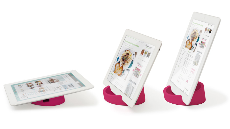 Kitchen Tablet Stand. Cookbook stand for iPad/tablet PC - Pink. ø11,4 cm, 4,5 cm high. Silicone - 2