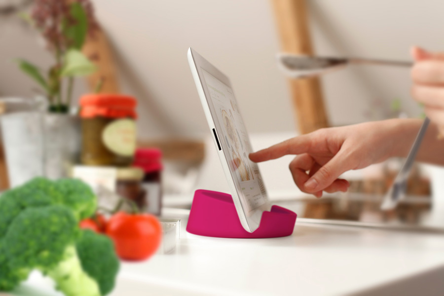 Kitchen Tablet Stand. Cookbook stand for iPad/tablet PC - Pink. ø11,4 cm, 4,5 cm high. Silicone - 3