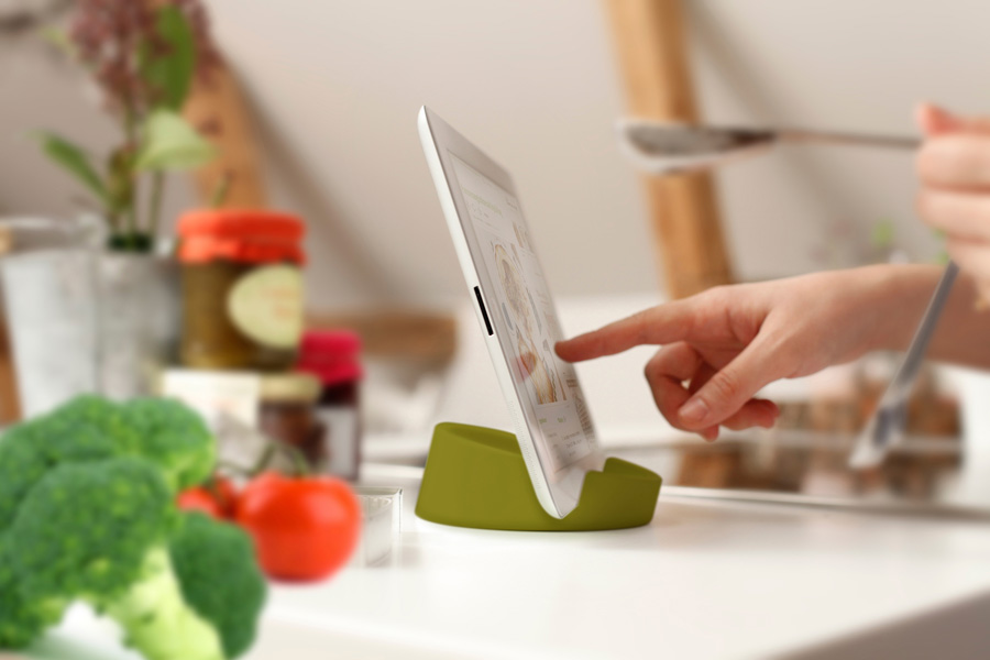Kitchen Tablet Stand. Cookbook stand for iPad/tablet PC - Green. ø11,4 cm, 4,5 cm high. Silicone - 3