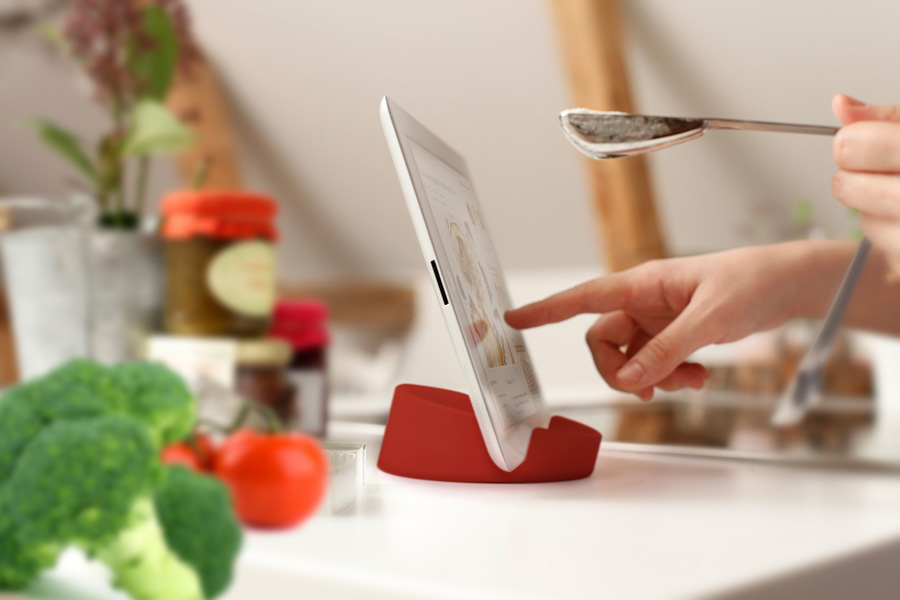 Kitchen Tablet Stand. Cookbook stand for iPad/tablet PC - Red. ø11,4 cm, 4,5 cm high. Silicone - 4
